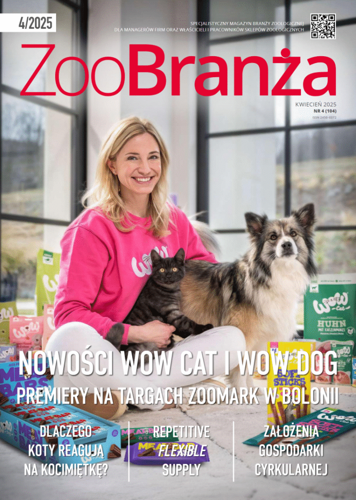 Okładka kwietniowego numeru magazynu "ZooBranża" przedstawia uśmiechniętą blondynkę siedzącą na podłodze i przytulającą czarnego kota. Obok niej stoi średniej wielkości pies o brązowo-szarym umaszczeniu. W tle widoczne są opakowania karmy dla kotów i psów marki "Wow Cat" i "Wow Dog". Nad tytułem magazynu znajduje się data "4/2025", a po prawej stronie informacje "KWIECIEŃ 2025 NR 4 (164)". W dolnej części okładki umieszczono nagłówki artykułów: "NOWOŚCI WOW CAT I WOW DOG PREMIERY NA TARGACH ZOOMARK W BOLONII", "DLACZEGO KOTY REAGUJĄ NA KOCIMIĘTKĘ?", "REPETITIVE AND FLEXIBLE SUPPLY", "ZAŁOŻENIA GOSPODARKI CYRKULARNEJ".