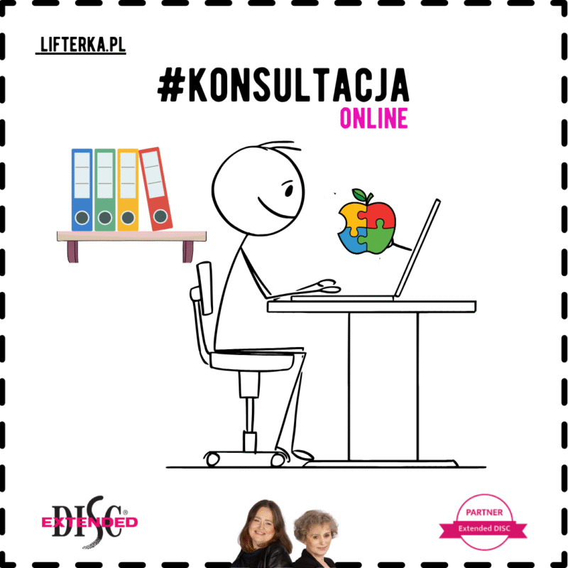 Grafika przedstawia stylizowaną postać ludzką, narysowaną cienką czarną linią, siedzącą przy biurku i pracującą na laptopie. Postać ma uśmiechniętą twarz i patrzy na ekran komputera, na którym widnieje kolorowe jabłko złożone z czterech puzzli, w kolorach czerwonym, żółtym, niebieskim i zielonym. Biurko jest prostokątne, a postać siedzi na krześle biurowym z kółkami. W tle, po lewej stronie, znajduje się półka z czterema segregatorami w różnych kolorach: niebieskim, zielonym, żółtym i czerwonym. Całość kompozycji jest otoczona czarną, przerywaną ramką. W dolnej części obrazka, pod biurkiem, znajdują się dwa zdjęcia portretowe kobiet. W lewym dolnym rogu znajduje się logo "Extended DISC", a w prawym dolnym rogu napis "PARTNER Extended DISC". Obrazek jest utrzymany w minimalistycznym, graficznym stylu, z przewagą białego tła i czarnych linii, przełamanym kolorowymi elementami w centrum kompozycji.