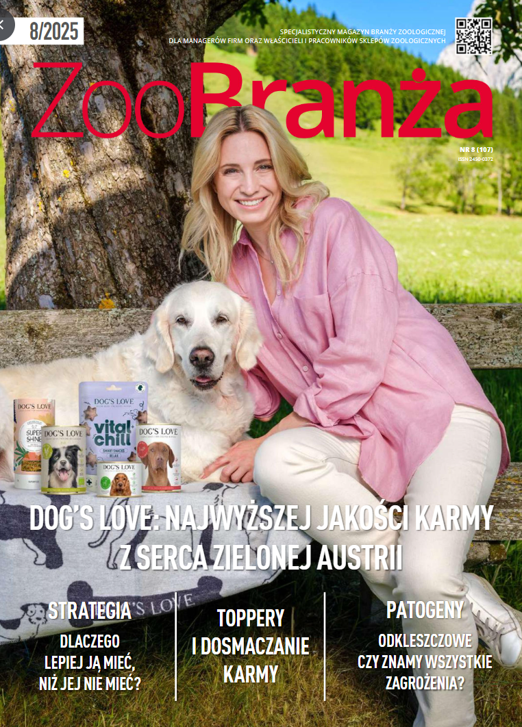 Okładka magazynu ZooBranża (8/2025) przedstawia uśmiechniętą kobietę i dużego, białego psa (Golden Retriever). Promuje produkty dla zwierząt hasłem: NA WYŻSZEJ JAKOŚCI KARMY Z SERCA ZIELONEJ AUSTRII. Zapowiedziane artykuły to TOPPERY I DOSMACZANIE KARMY, PATOGENY ODKLESZCZOWE oraz DLACZEGO LEPIEJ JĄ MIEĆ, NIŻ JEJ NIE MIEĆ?.